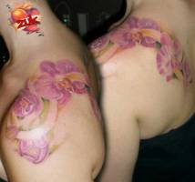 Tatuajes de flores a color en el hombro