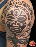 Tatuaje maorí en el hombro