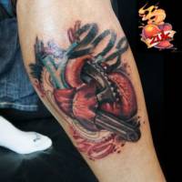 Tatuaje de un corazón abierto por una sierra eléctrica