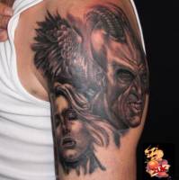 Tatuaje de un demonio con cuernos y una mujer