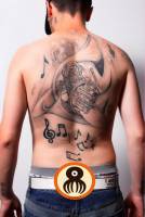 Tatuaje de una trompa en la espalda