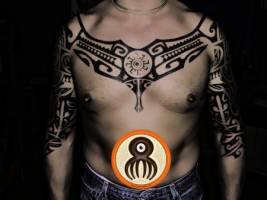 Tatuaje maori en ambos brazos, que cruza el pecho
