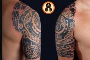 Tatuaje maorí en el hombro y brazo