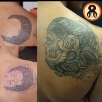 Tatuaje de una calavera mexicana en el hombro