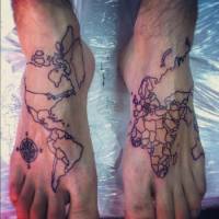 Tatuaje en los pies del mapa del mundo