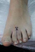 Tatuaje en el pie de una marca indicando donde cortar