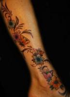 Tatuaje de flores para la pierna y pie de mujer