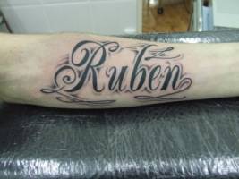 Tatuaje del nombre Rubén en el antebrazo