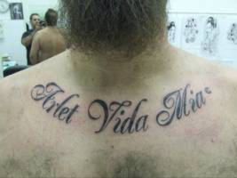Tatuaje de una frase debajo del cuello