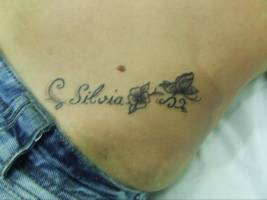 Tatuaje del nombre Silvia con algunas pequeñas flores