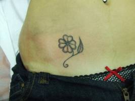 Tatuaje de una pequeña flor con una hoja