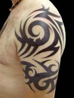 Tatuaje de un tribal en el hombro y brazo