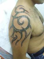 Tatuaje de un tribal formado de escamas