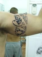 Tatuaje de un brazalete maori en el bicepss