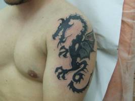 Tatuaje de un dragon en blanco y negro