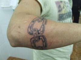 Tatuaje de unas cadenas en el antebrazo