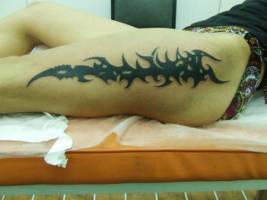 Tatuaje para mujer de un tribal en la pierna