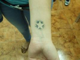 Tatuaje de una estrella en la muñeca