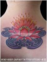 Tatuaje de una flor de loto flotando en el agua. Tatuaje en el cuello
