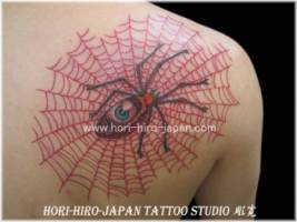 Tatuaje de araña en el hombro.
