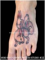 Tatuaje de conejos en el pie