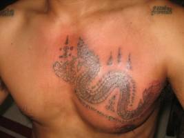 Tatuaje de un dragón tailandés en el pecho