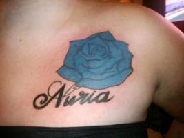 Tatuaje de una rosa y un nombre