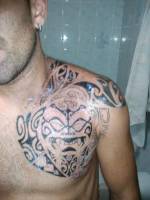 Tatuaje Maorí en el pecho y hombro