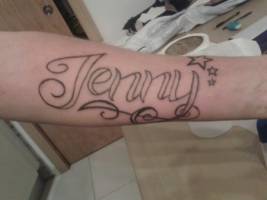 Tatuaje del nombre Jenny en el antebrazo
