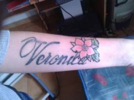 Tatuaje del nombre Veronica con una flor