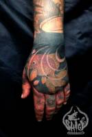 Tatuaje en la mano de una carpa debajo del agua