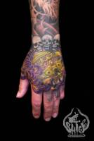 Tatuaje de unas calaveras en la mano