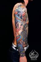 Tatuaje japonés de un dragón azul en el brazo