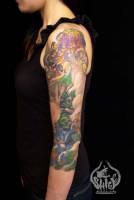 Tatuaje de conejos y flores en el brazo