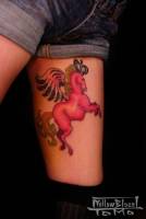 Tatuaje de pony con corona y alas en la pierna.
