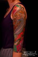 Tatuaje tradicional japonés de brazo de un dragón a color