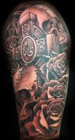 Tatuaje de una calavera con una cruz y rosas