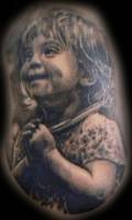 Tatuaje muy realista de un niño 