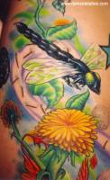 Tatuaje de una libélula y una flor