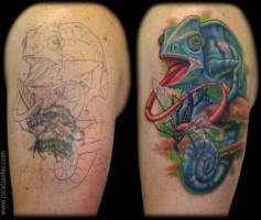 Tatuaje de un camaleón atrapando un insecto