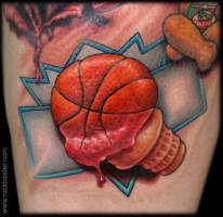 Tatuaje de una pelota de baloncesto reventada