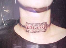 Tatuaje de un collar con placa para nombre. Tatuaje para el cuello