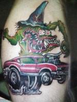 Tatuaje de un monstruo en coche