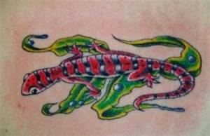 Tatuaje de una salamandra sobre unas hojas