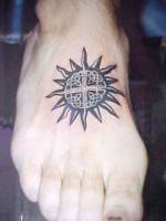Tatuaje de un sol celta en el pie