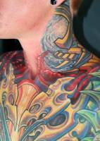 Tatuaje de piel extraterrestre hasta el cuello