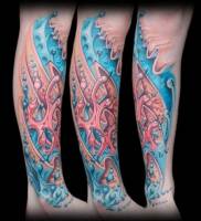 Tatuaje de piel alienigena en la pierna