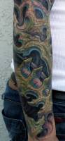 Tattoo de piel alienigena en el brazo