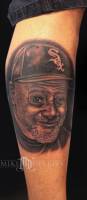 Tatuaje de una cara con gorra