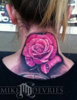 Tatuaje de una rosa en la nuca de una mujer